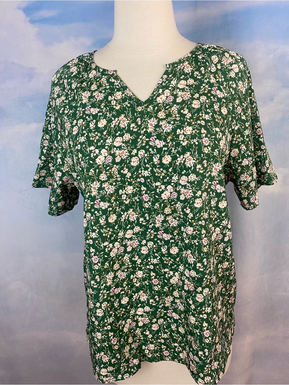 Women’s Green Floral V-Neck Top Size Medium